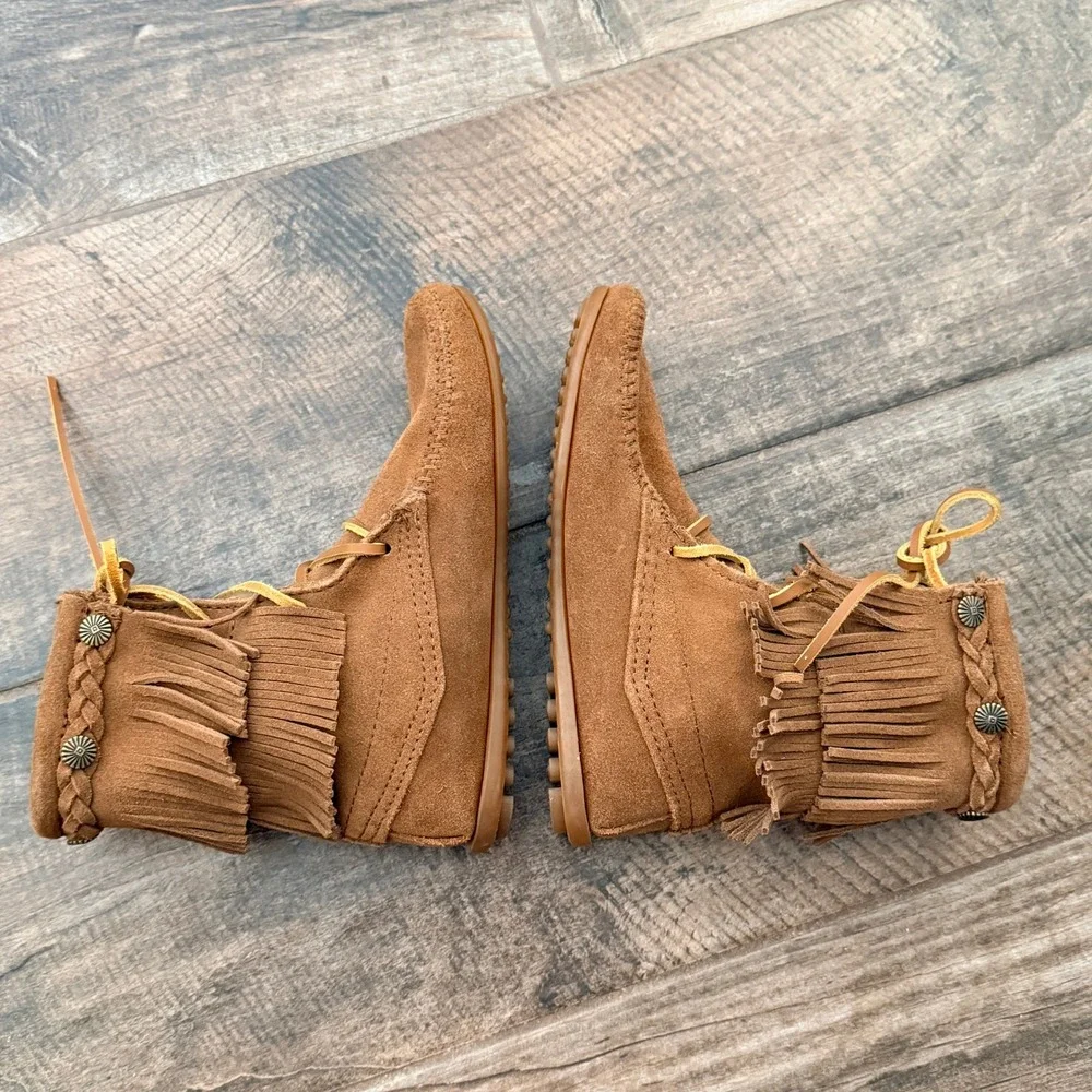 Minnetonka Women's Double Fringe Tramper Boot, Brown, 5